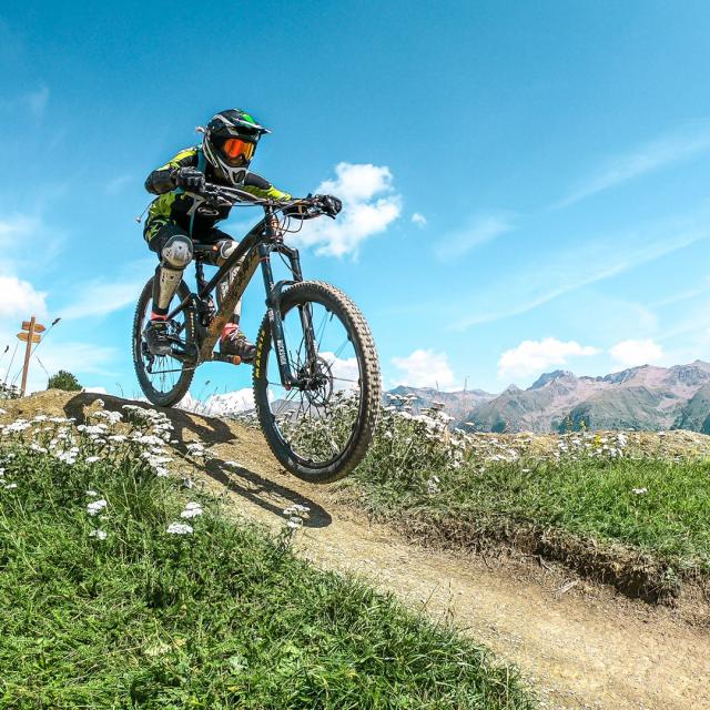 Cover Isabelle Fabre Velo Downhill Auron4 1920x1080 1