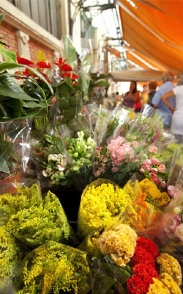 Il mercato di Les Halles a Mentone