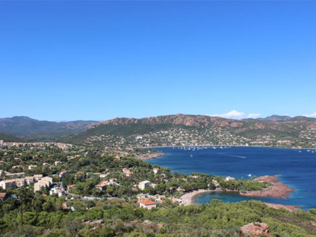 st-raphael-le-dramont-ile-dor-esterel-cote-dazur-557x400-1.jpg