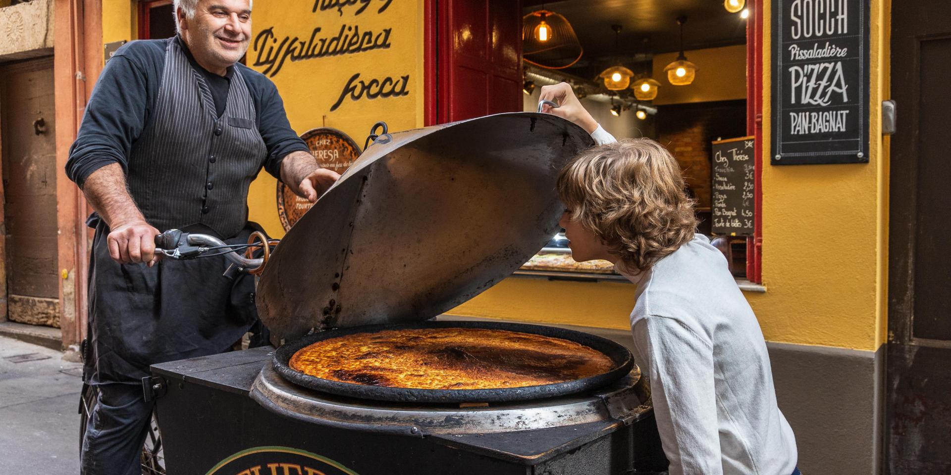 Aqui, si mangia la socca ! Où manger la meilleure Socca ? Destination Côte d’Azur France Le