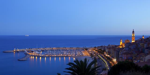 Menton, die Altstadt und der alte Hafen vom Stadtteil Garavan aus