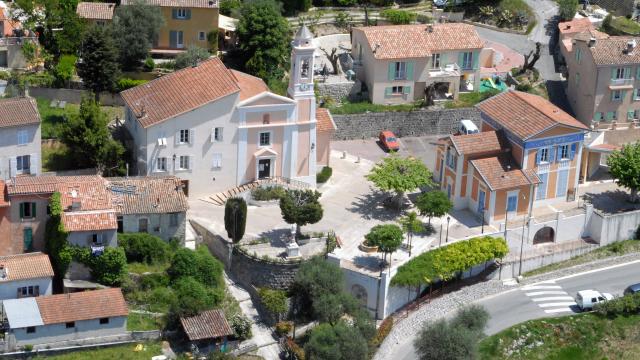 Blick auf den Glockenturm der Kirche Saint-Pierre