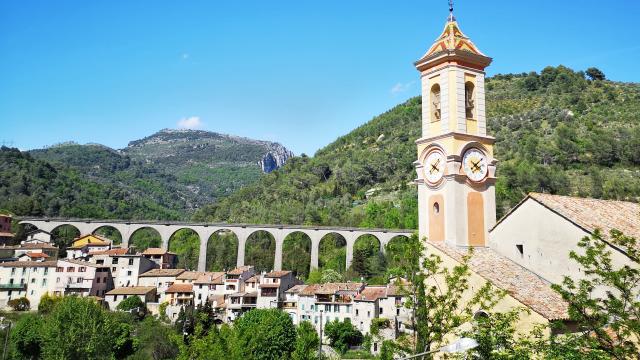 Blick auf den Glockenturm der Kirche Saint-Pierre-ès-Liens und auf die Bahnlinie