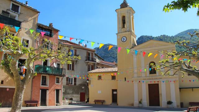 Blick auf den Platz vor der Kirche Saint-Honorat