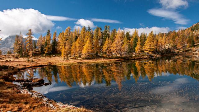 Il lago delle Gravezze in autunno