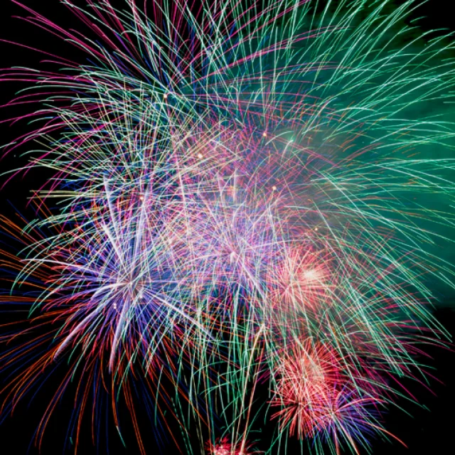 Feu d'artifice dans la baie de Juan-les-Pins