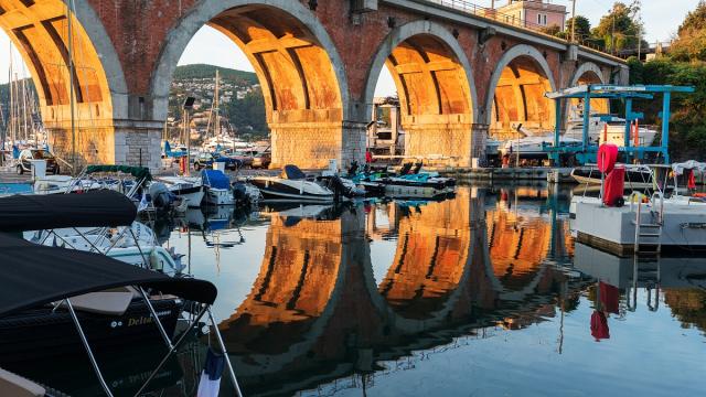 Francia, Alpi Marittime (06), Mandelieu La Napoule, porto e viadotto di La Rague