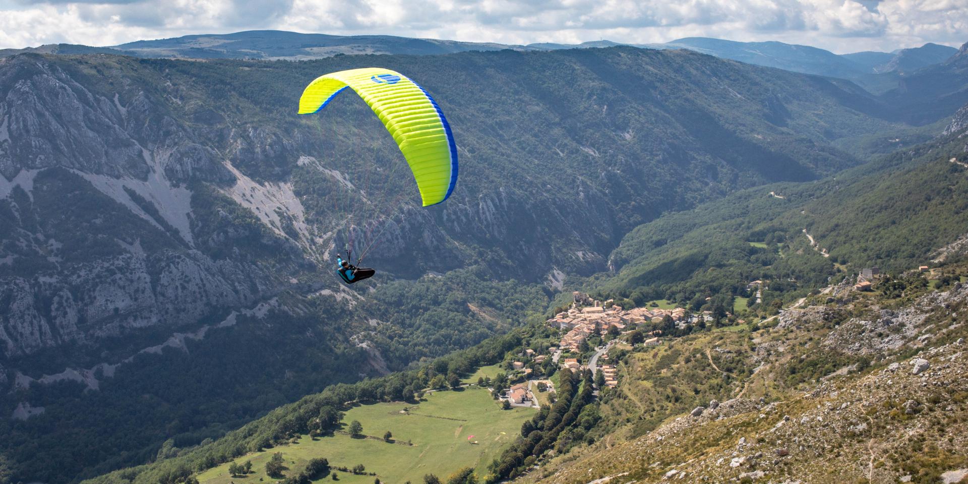 Finden Sie Einen Actvite In Der Vva Paragliding Segel Gelb Copyright Casa