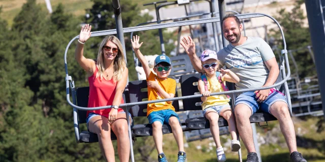 Famille sur le télésiège à Gréolières L'Audibergue