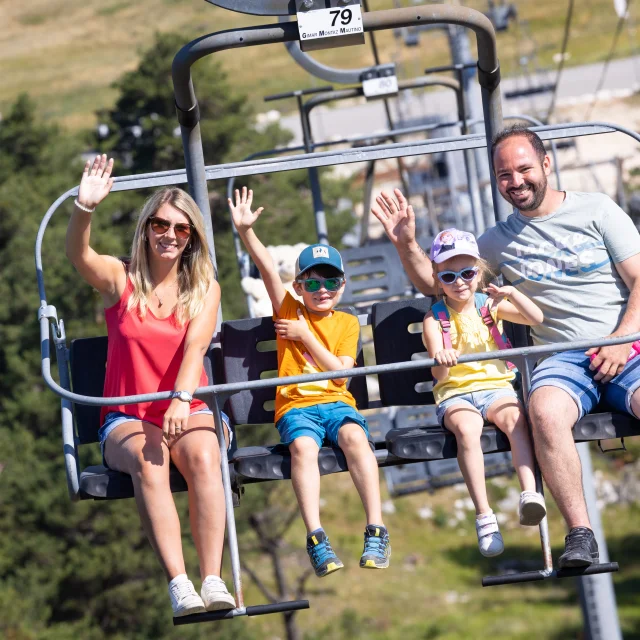 Famille sur le télésiège à Gréolières L'Audibergue