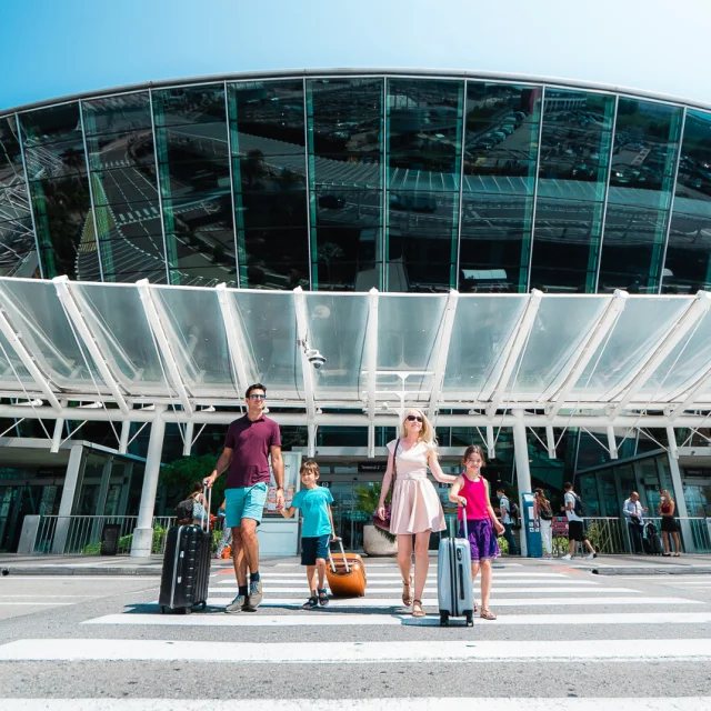 Famille_Aeroport-Nice-Cote-d-Azur_CRT-Cote-d-Azur-France_Olivier-PUYDEBOIS.jpg-1200px.jpg