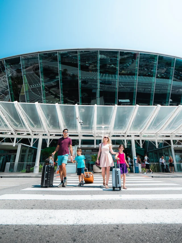 Famille_Aeroport-Nice-Cote-d-Azur_CRT-Cote-d-Azur-France_Olivier-PUYDEBOIS.jpg-1200px.jpg