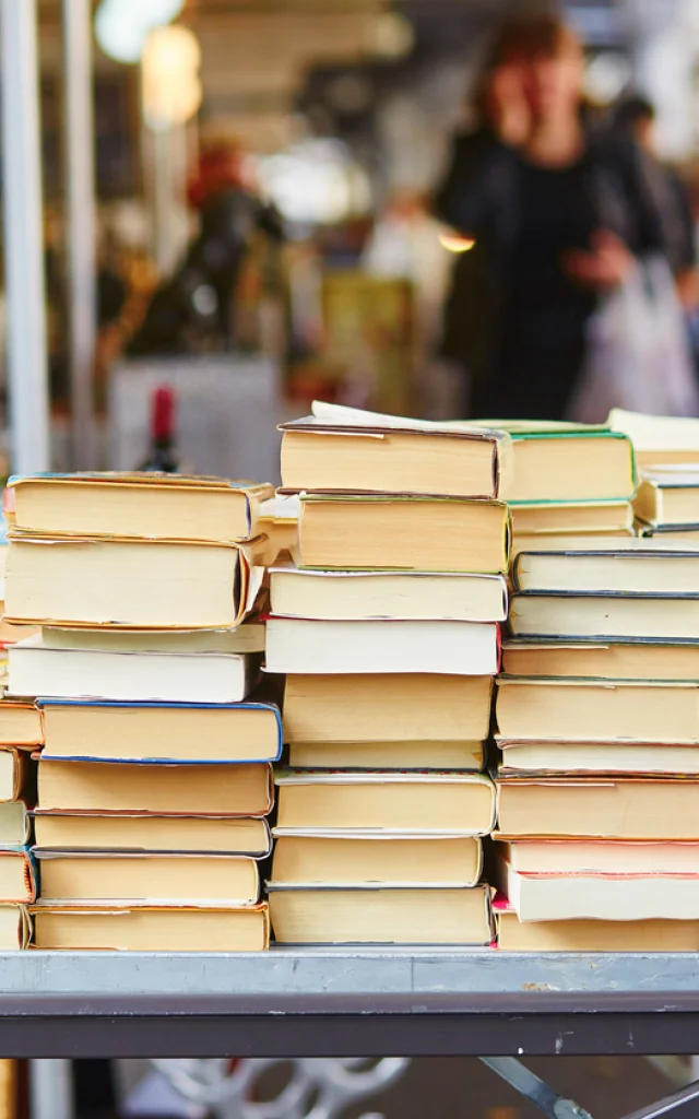 Alte Bücher auf einem Pariser Flohmarkt