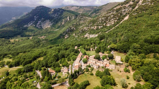 Blocco 1 Vue Sur Village De Courmes Copyright Emmanuel Juppeaux