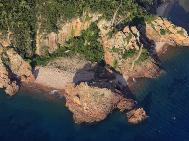 France, Alpes Maritimes (06), Golfe de La Napoule, Theoule sur Mer, massif de l'Esterel, Pointe de l'Aiguille (vue aerienne)