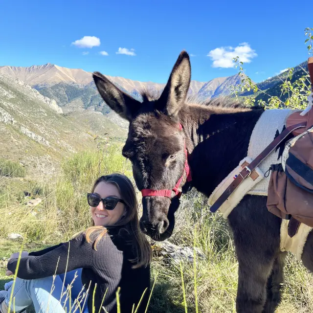 Balade avec un âne dans les montagnes de la Côte d’Azur – Une aventure douce et inoubliable