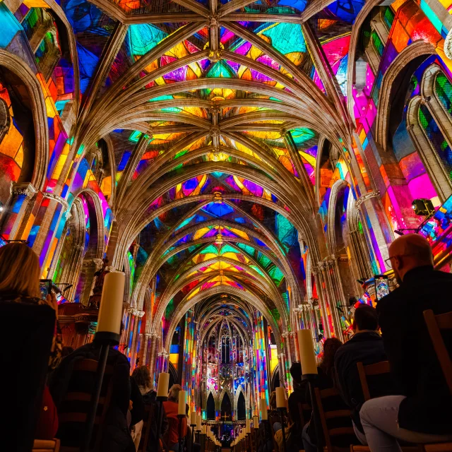 Spectacle lumineux Luminiscence dans la basilique Notre-Dame de Nice, avec projections multicolores sur les voûtes gothiques et un public émerveillé