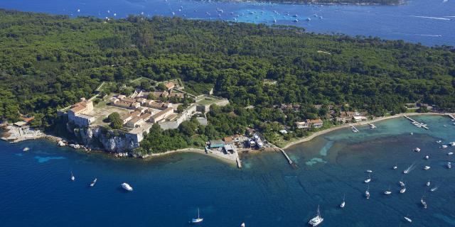 Francia, Alpi Marittime (06), Cannes, iIes de Lerins, isola di Sainte Marguerite, forte Vauban in primo piano, isola di Saint Honorat sullo sfondo (veduta aerea)