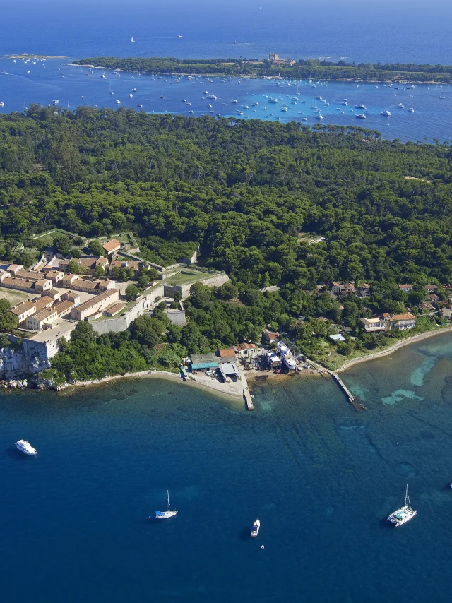 Frankreich, Alpes Maritimes (06), Cannes, iIes de Lerins, ile de Sainte Marguerite, fort Vauban au premier plan, ile Saint Honorat en arrière plan (vue aerienne)