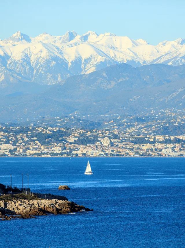 Antibes Mer Montagnes Enneigees Cote D Azur France Camillemoirenc