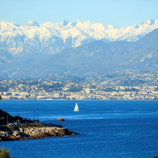 Antibes Mer Montagnes Enneigees Cote D Azur France Camillemoirenc